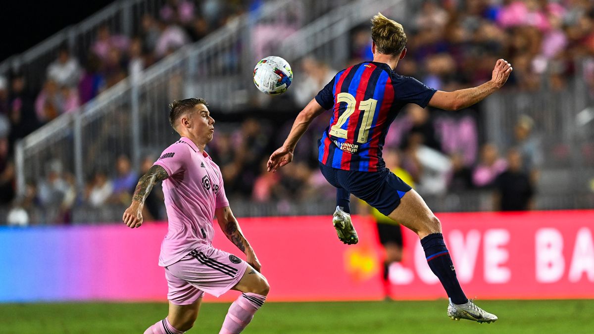 Frenkie de Jong en la disputa de un balón durante el Inter de Miami Barça