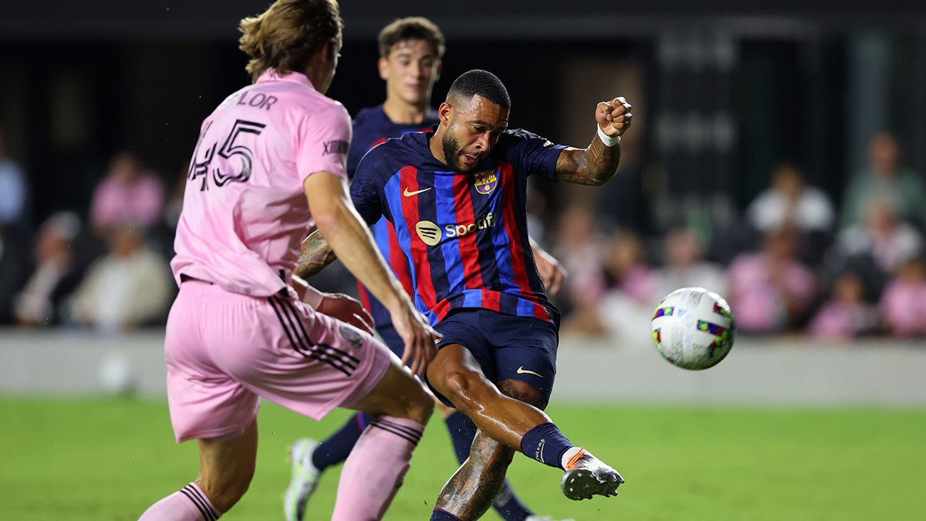 Memphis Depay shooting on goal