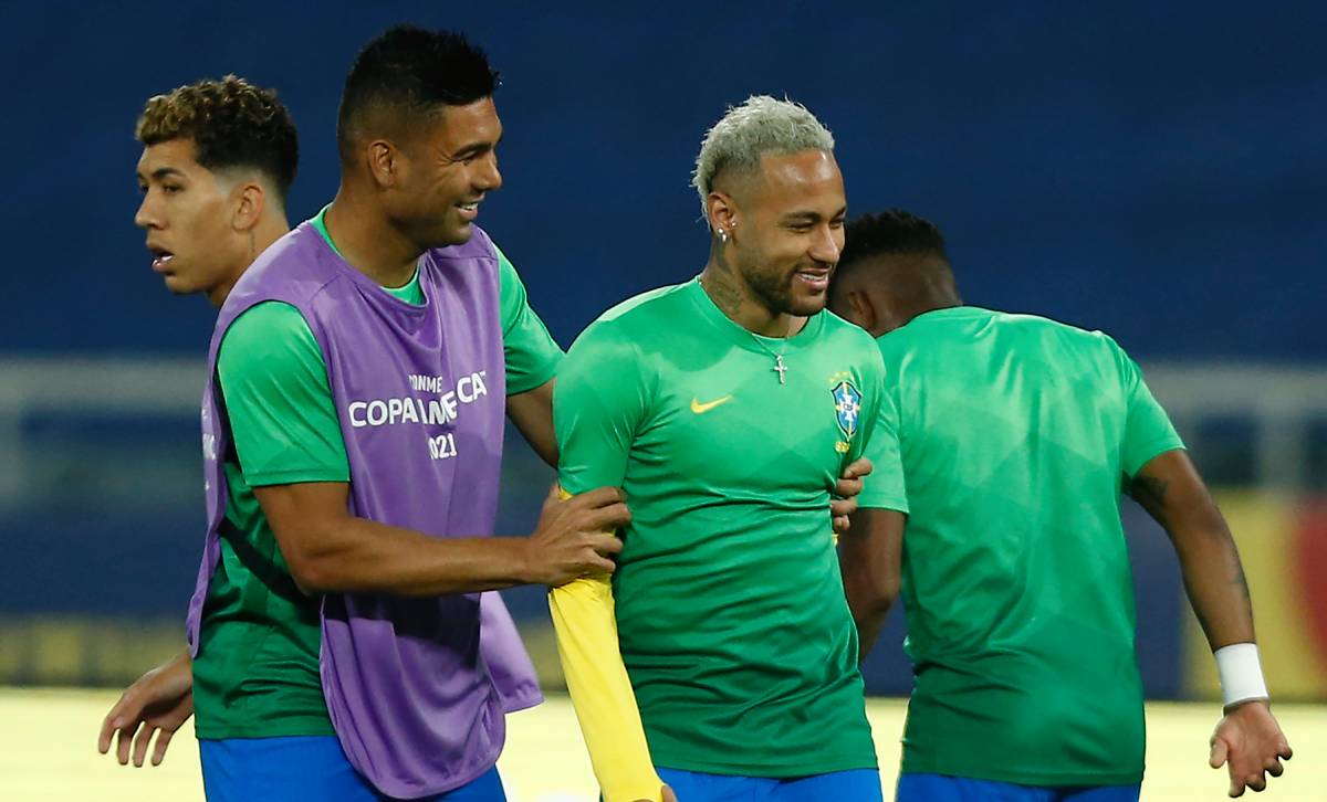 Casemiro y Neymar se entrenan con la selección brasileña