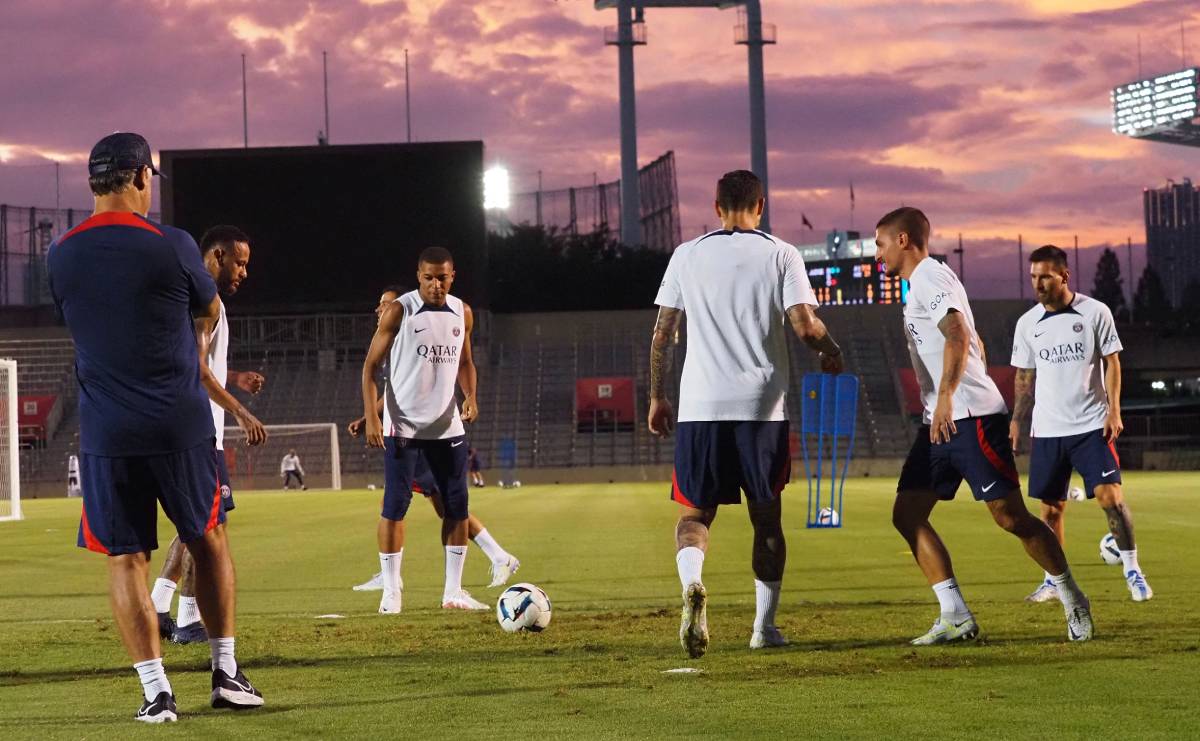 Galtier Directs a training of the PSG