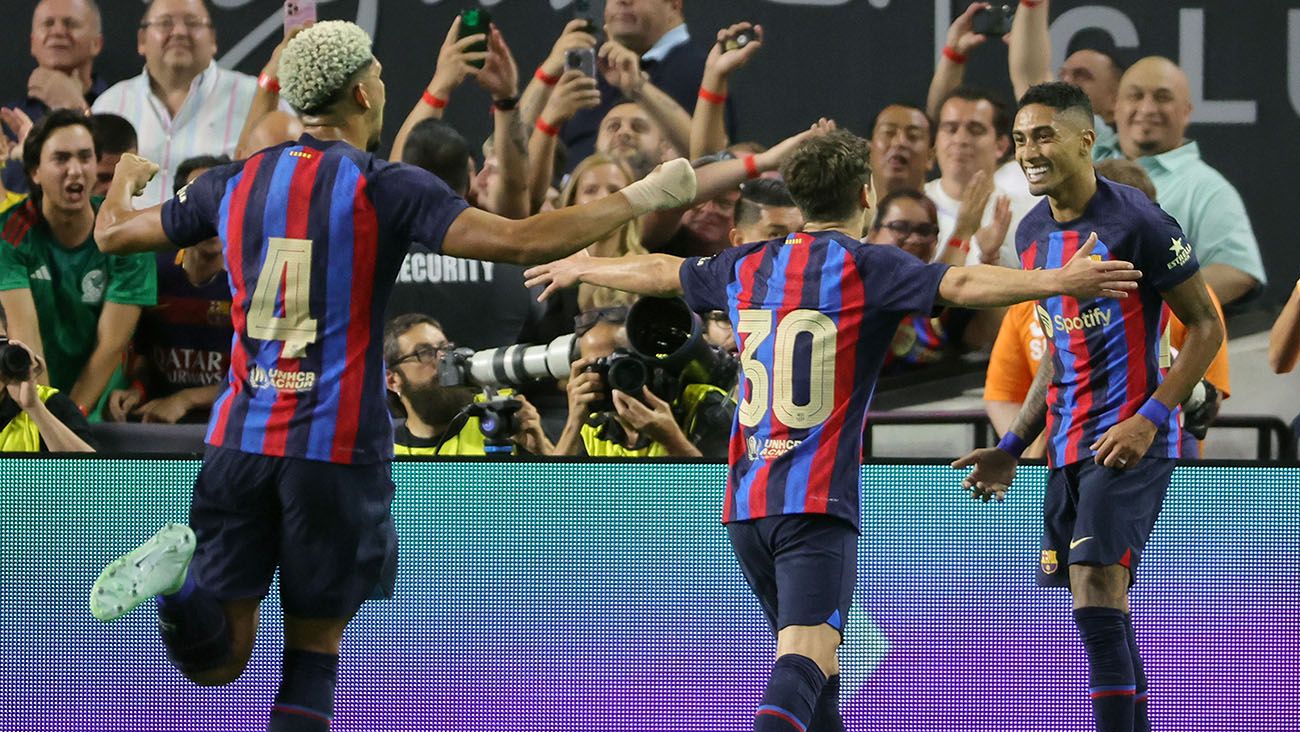 Araújo and Gavi celebrate their goal against Madrid with Raphinha