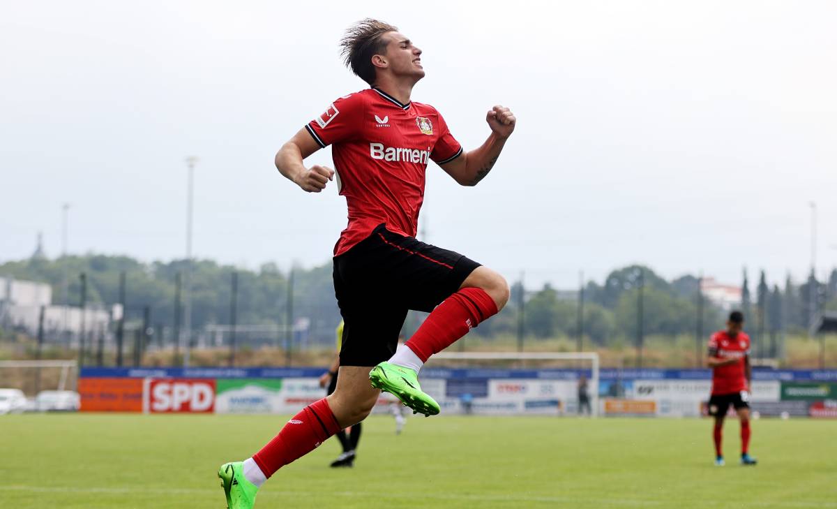 Iker Bravo festeja un gol ante el Duisburgo