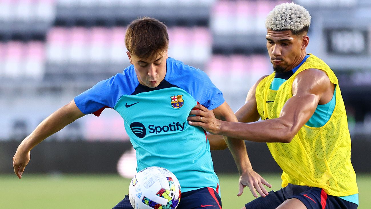Pablo Torre y Ronald Araújo, entrenando con el FC Barcelona