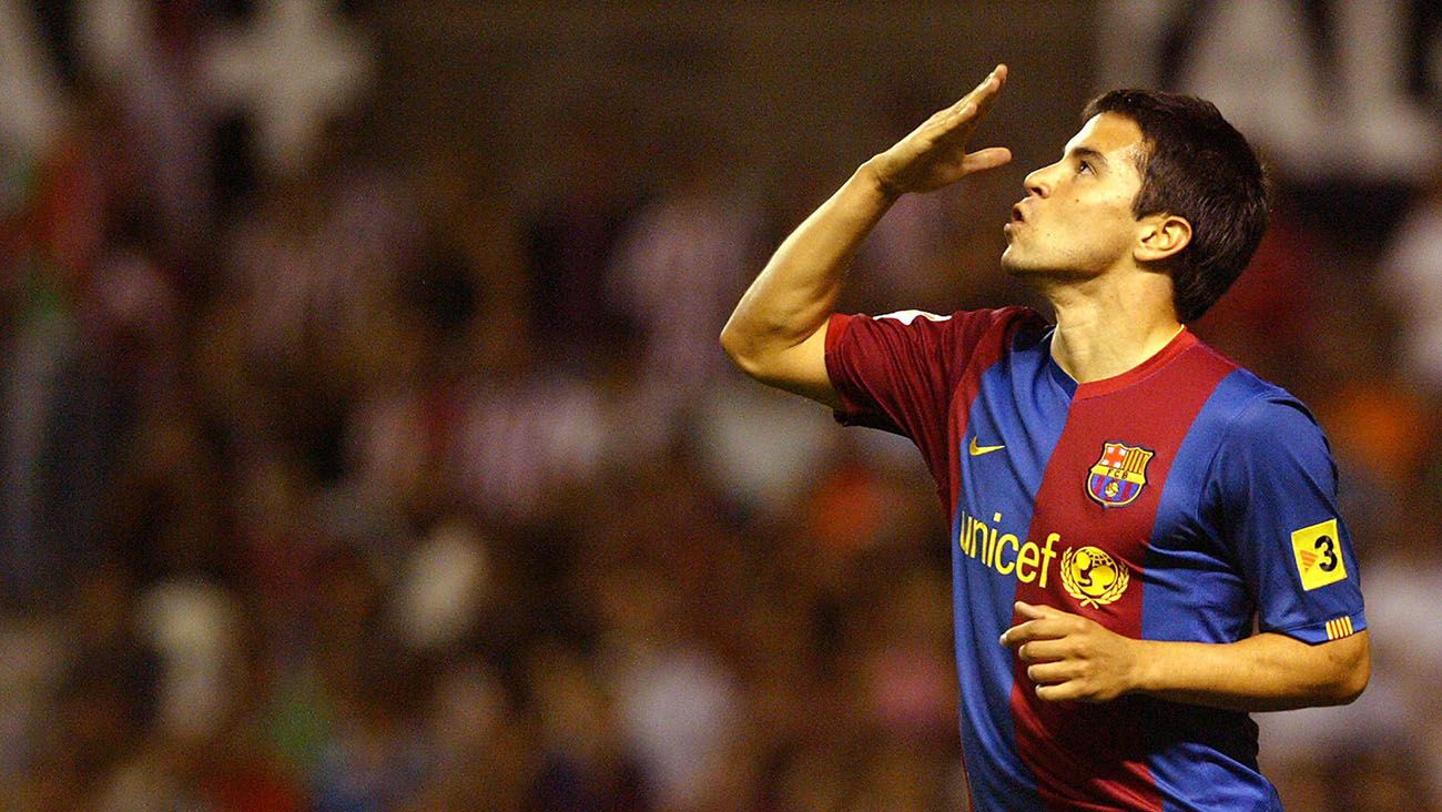 Javier Saviola in a match with FC Barcelona