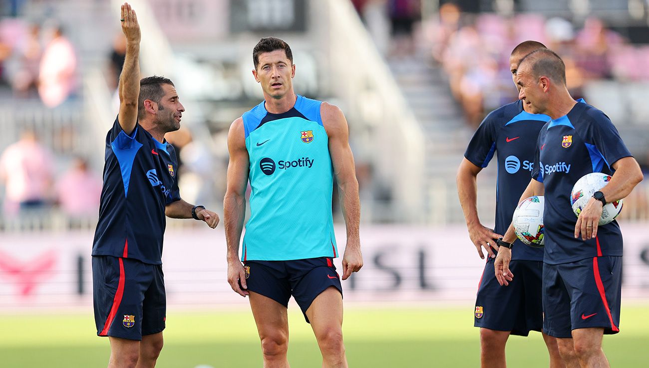 Lewandowski y el cuerpo técnico del Barça