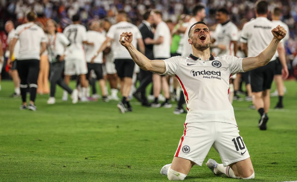 Kostic celebrates the victory v Rangers in the UEL final