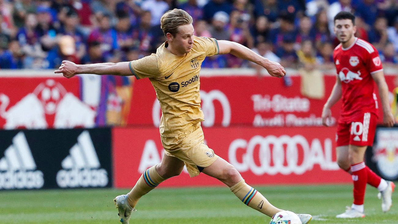 Frenkie de Jong controlling the ball