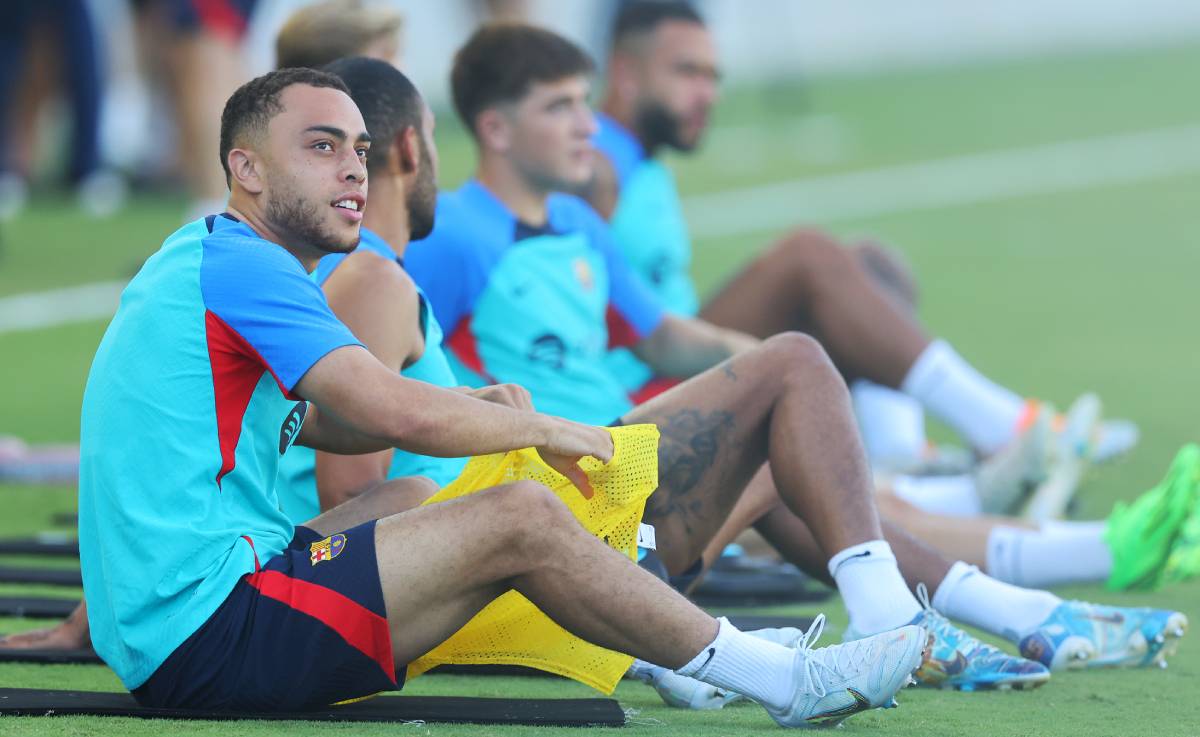 Dest, en un entrenamiento con el Barça