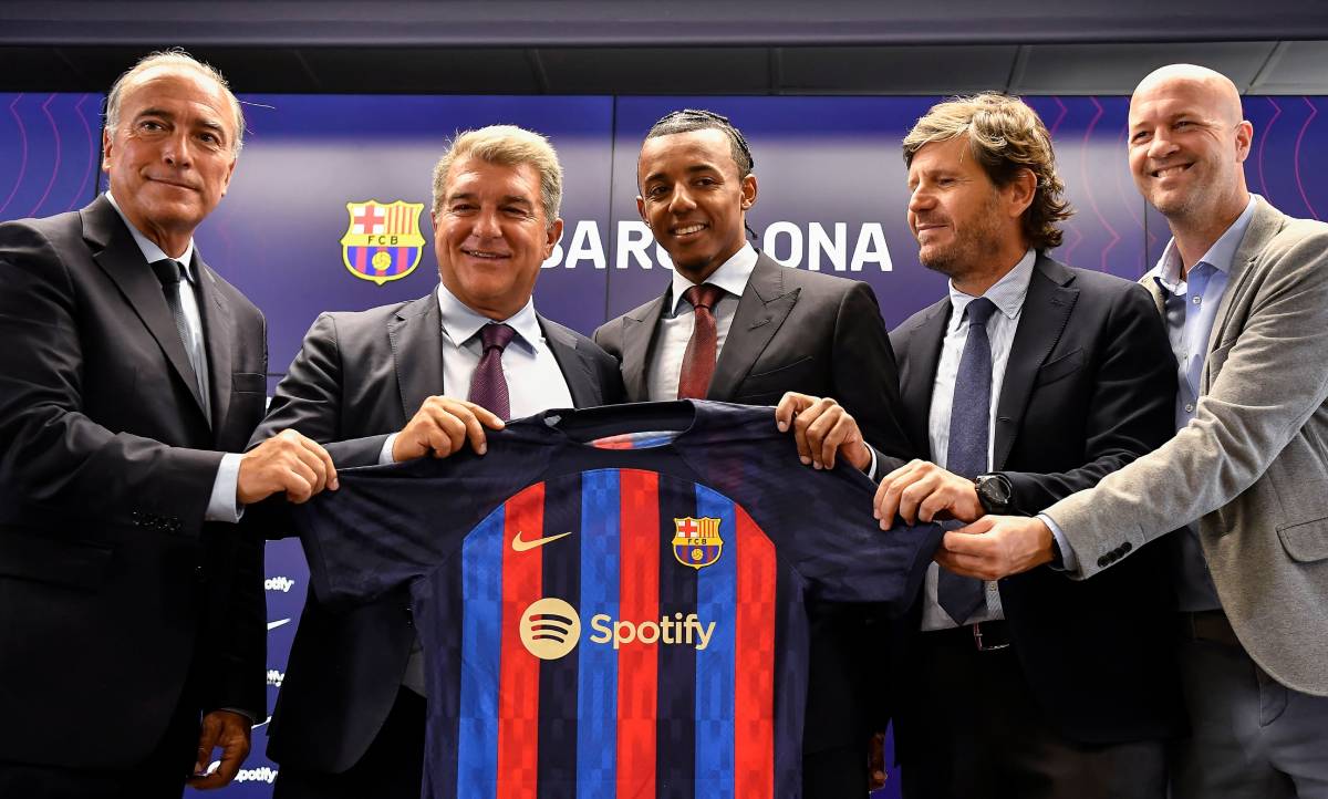 Mateu Alemany, junto a Koundé en su presentación