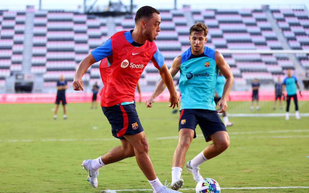 Sergiño Dest se entrena con el Barça