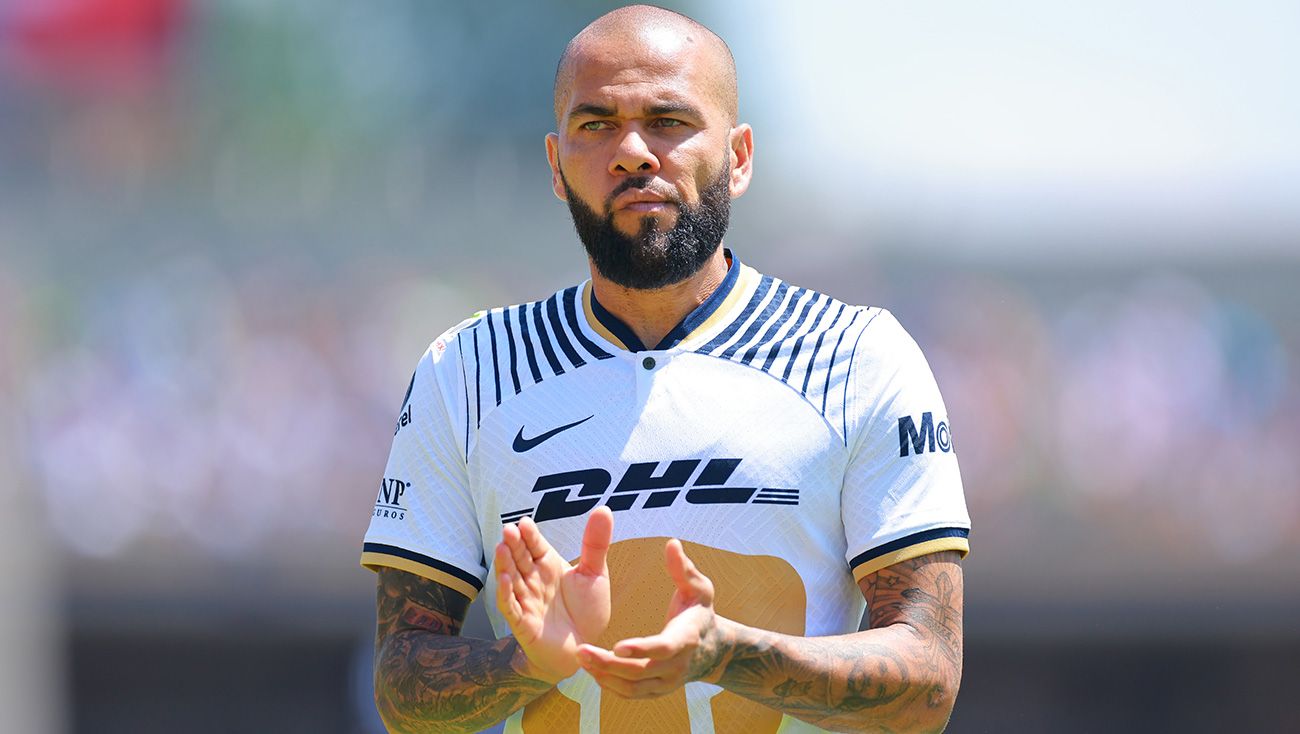 Dani Alves with the Pumas