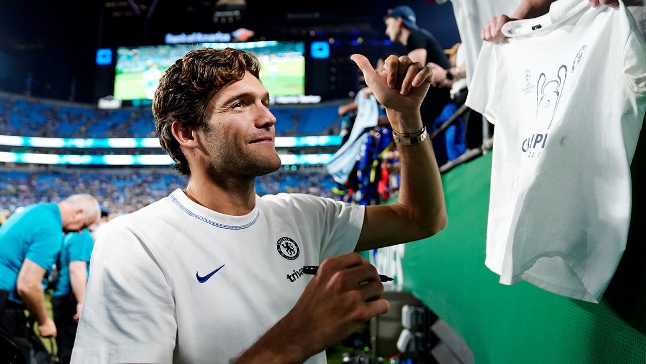 Marcos Alonso firmando autógrafos con el Chelsea