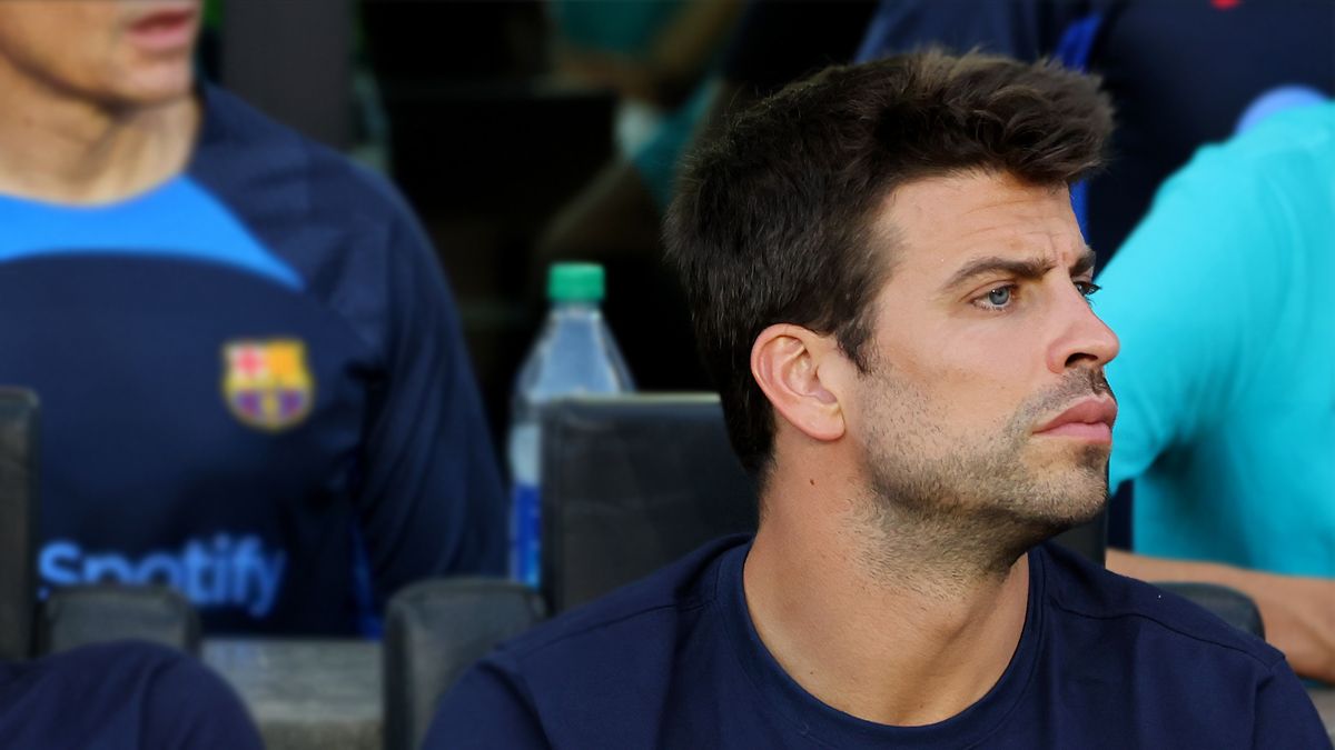 Gerard Piqué en el banquillo del Barça