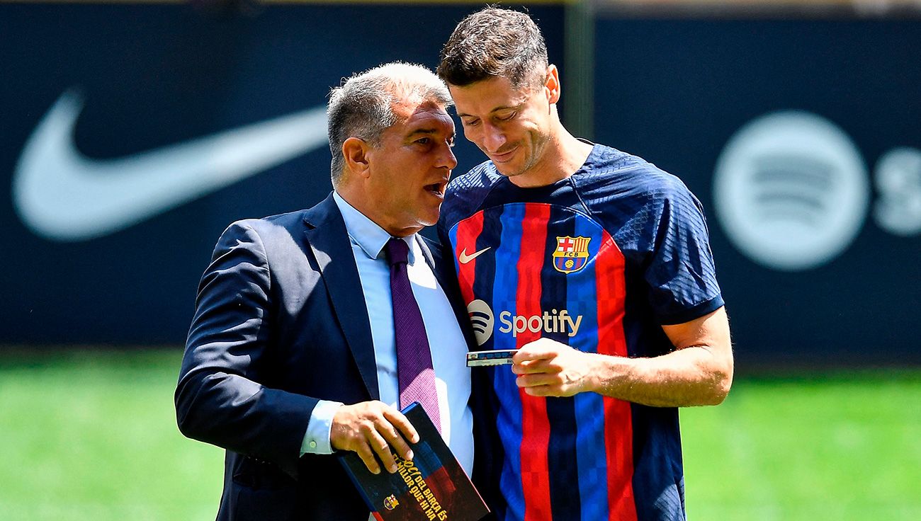 Laporta con Lewandowski en su presentación con el Barça