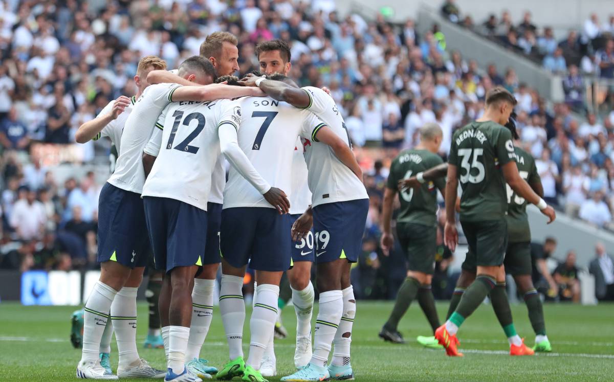 Tottenham players celebrates after scoring v Southampton
