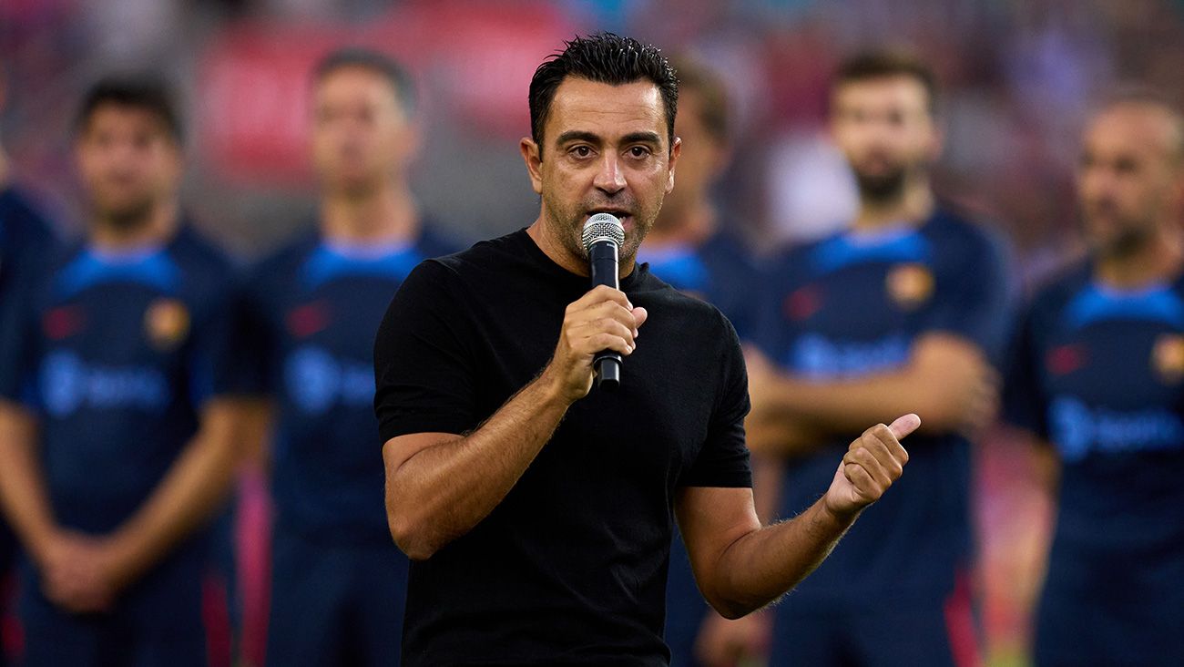 Xavi giving his speech at the Gamper