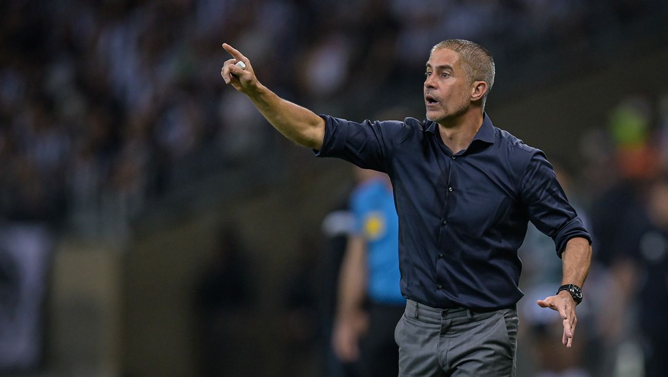 Sylvinho, dirigiendo un partido del Corinthians