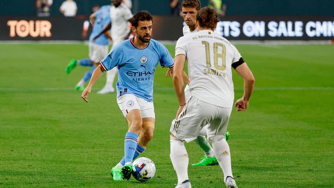 Bernardo Silva manejando el balón