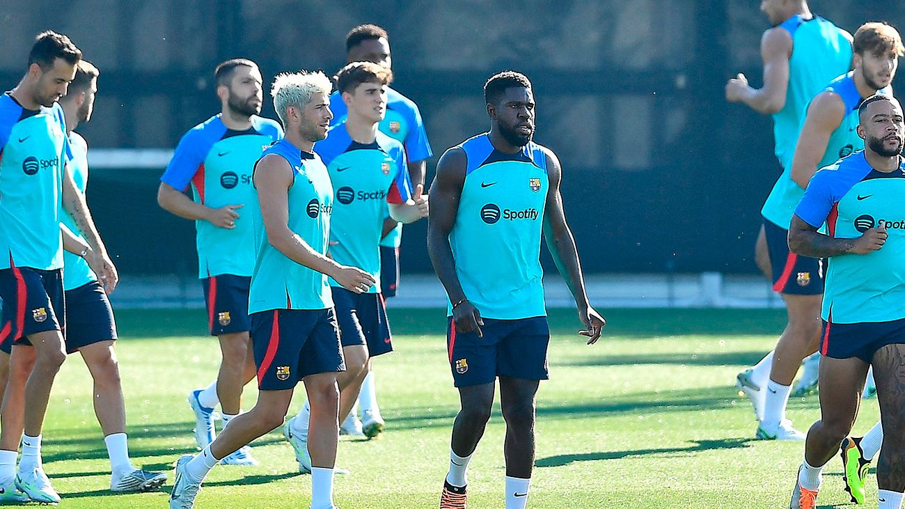 Samuel Umtiti y varios futbolistas en entrenamiento con el FC Barcelona