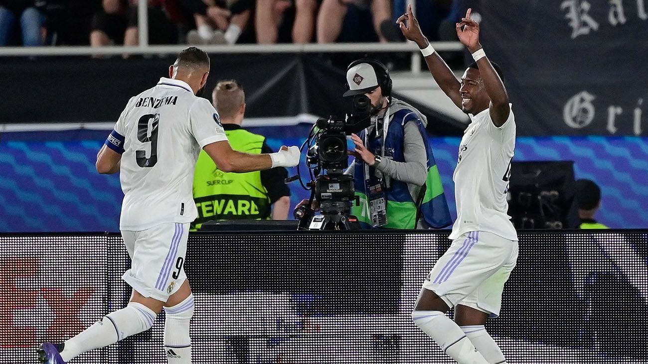 Benzema and Alaba celebrate Madrid's first goal against Eintracht (2-0)