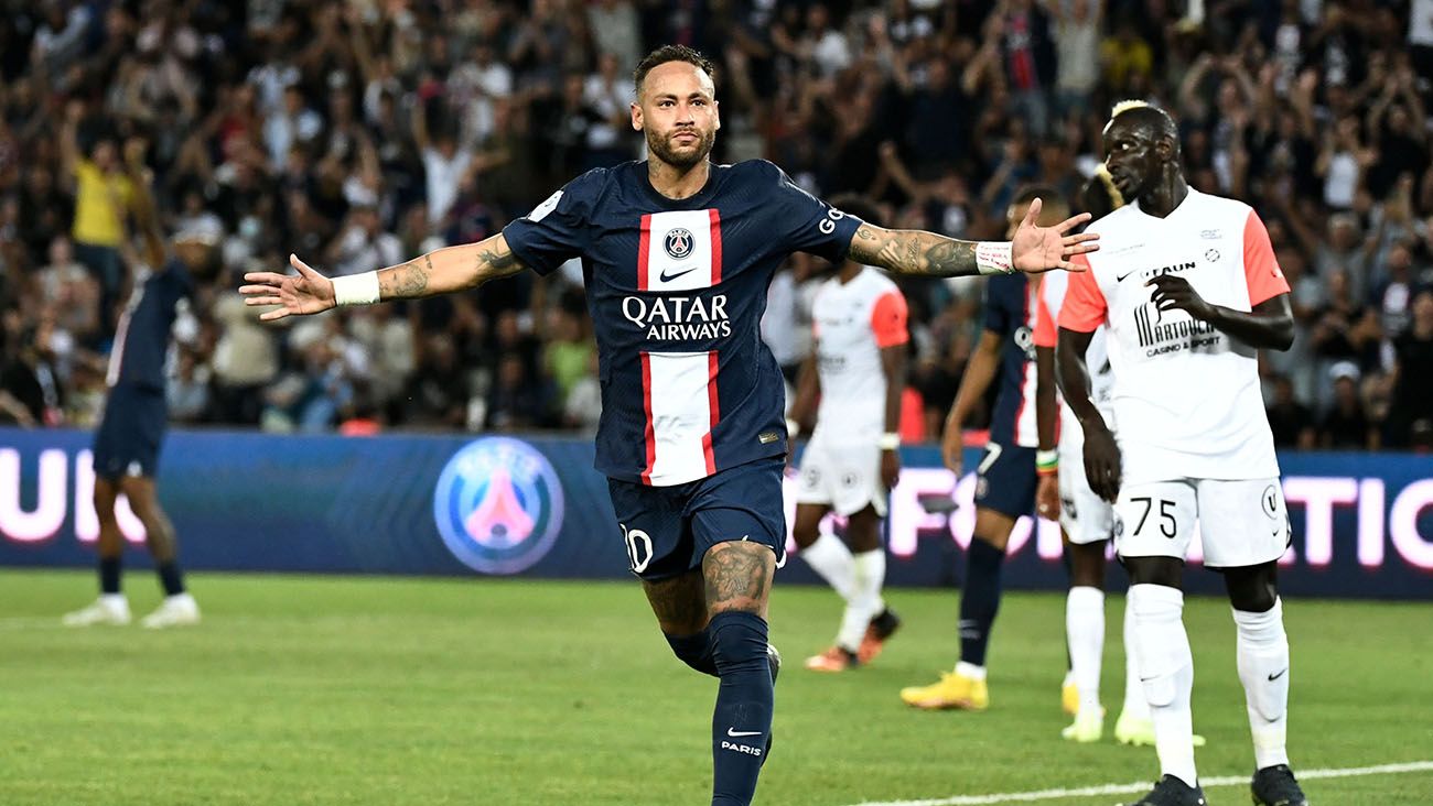 Neymar Jr. celebrates one of his goals against Montpellier (5-2)