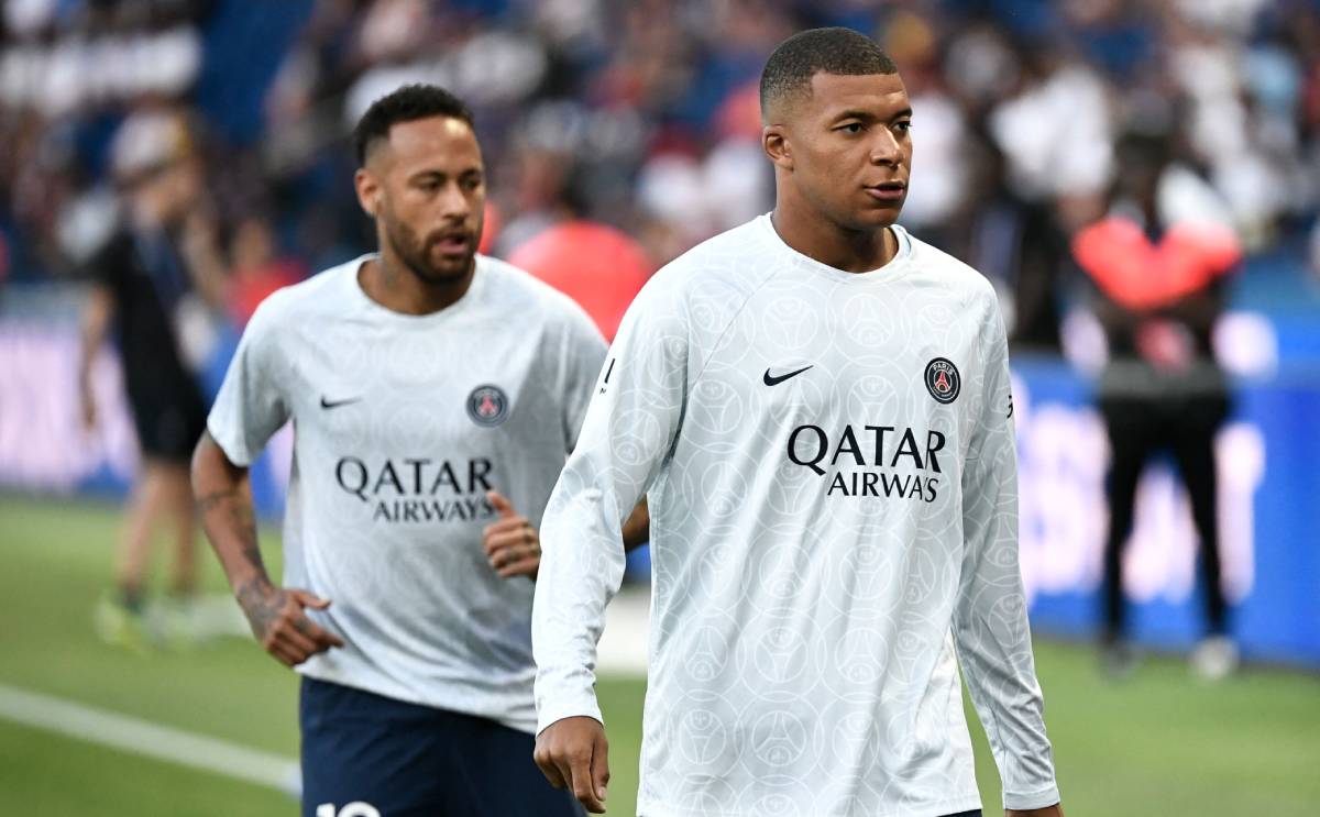 Neymar and Mbappé warm