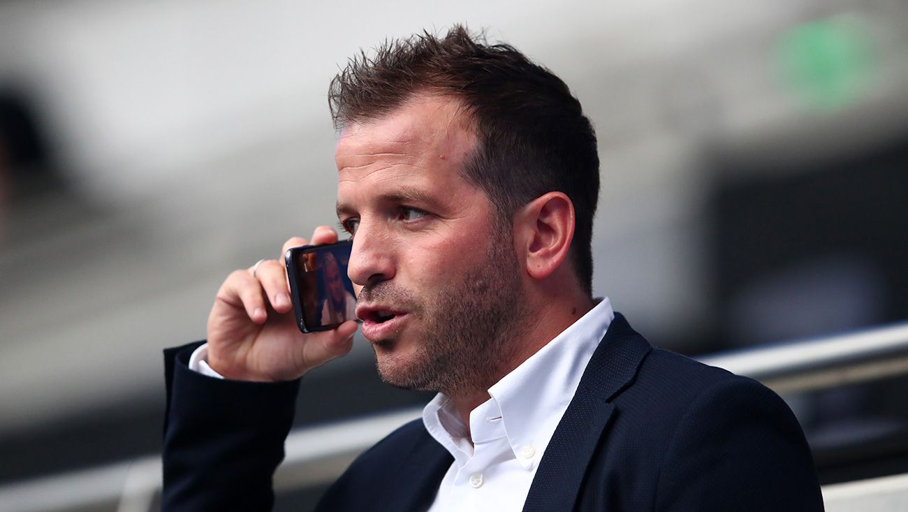 Van der Vaart talking on the phone