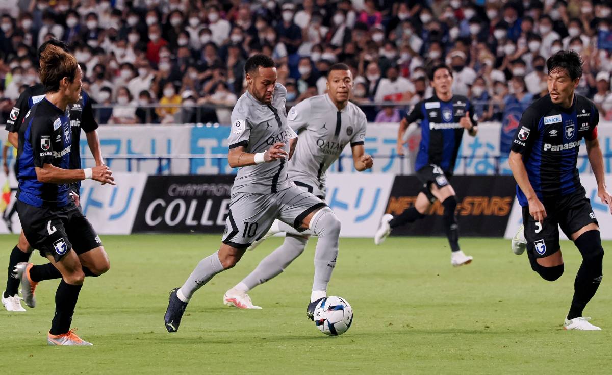 Neymar y Mbappé, en un partido ante el Gamba Osaka
