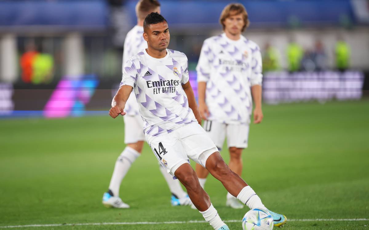 Casemiro calienta con el Madrid