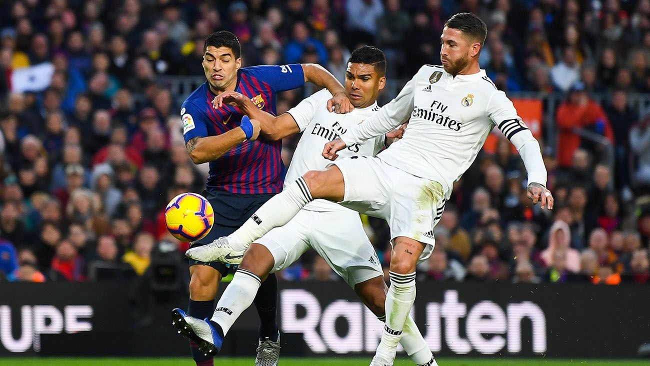 Luis Suárez, Casemiro and Sergio Ramos dispute a ball in the 2018 Clásico