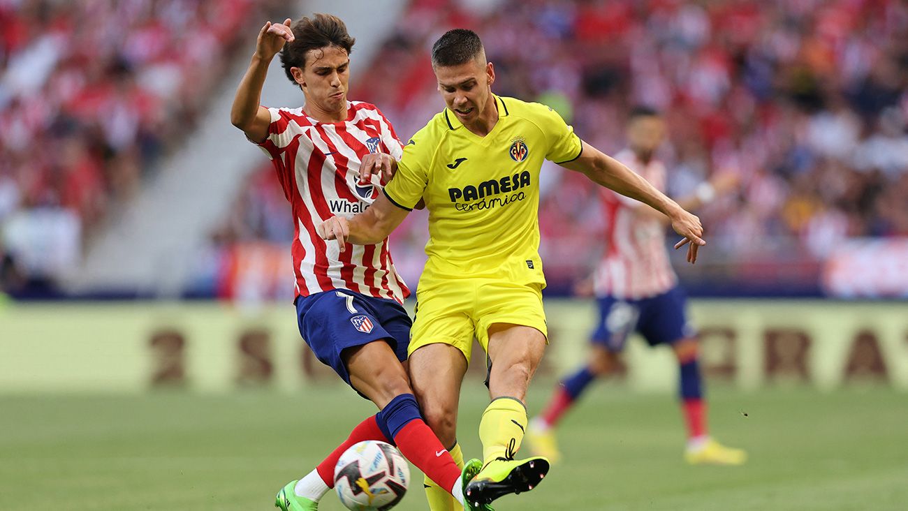 Foyth disputando un balón con Joao Félix