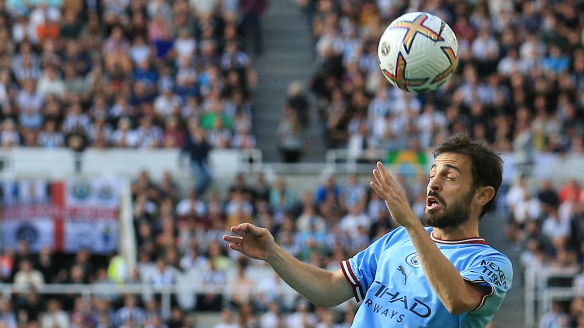 Bernardo Silva cabecea un balón