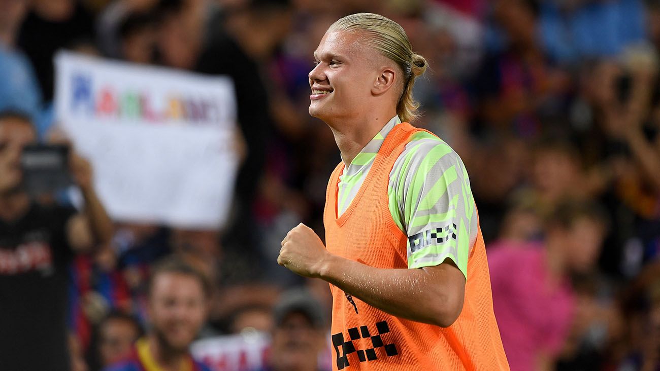 Erling Haaland sonríe ante los aplausos de la afición del Camp Nou