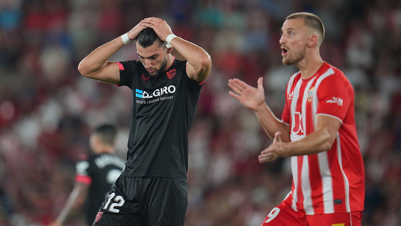 Rafa Mir se lamenta tras una ocasión fallida en el Almería-Sevilla (2-1)