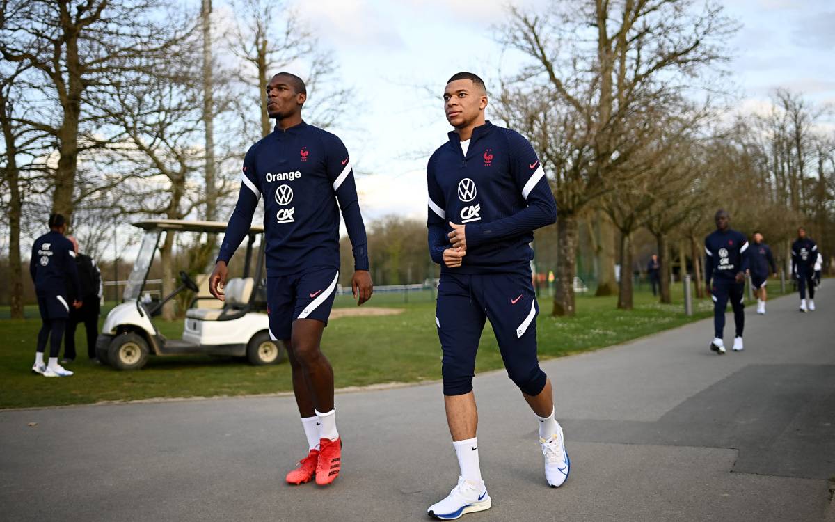 Pogba and Mbappé train with the french national team