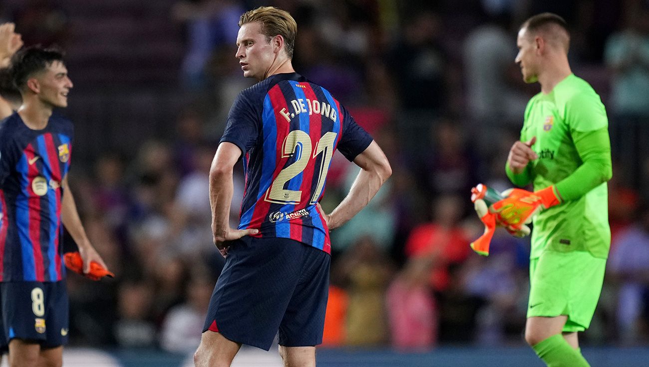 Frenkie de Jong, Marc-André ter Stegen y Pedri después de un partido del FC Barcelona