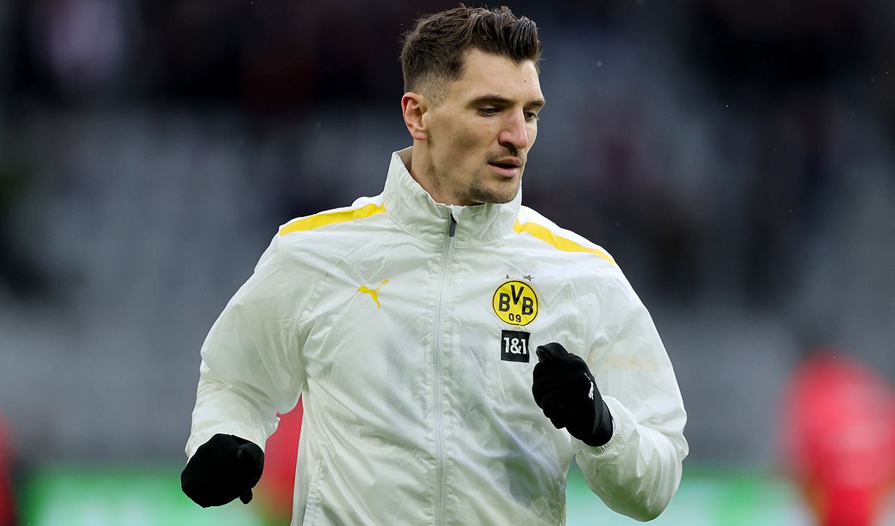 Thomas Meunier ante el Bayer Leverkusen