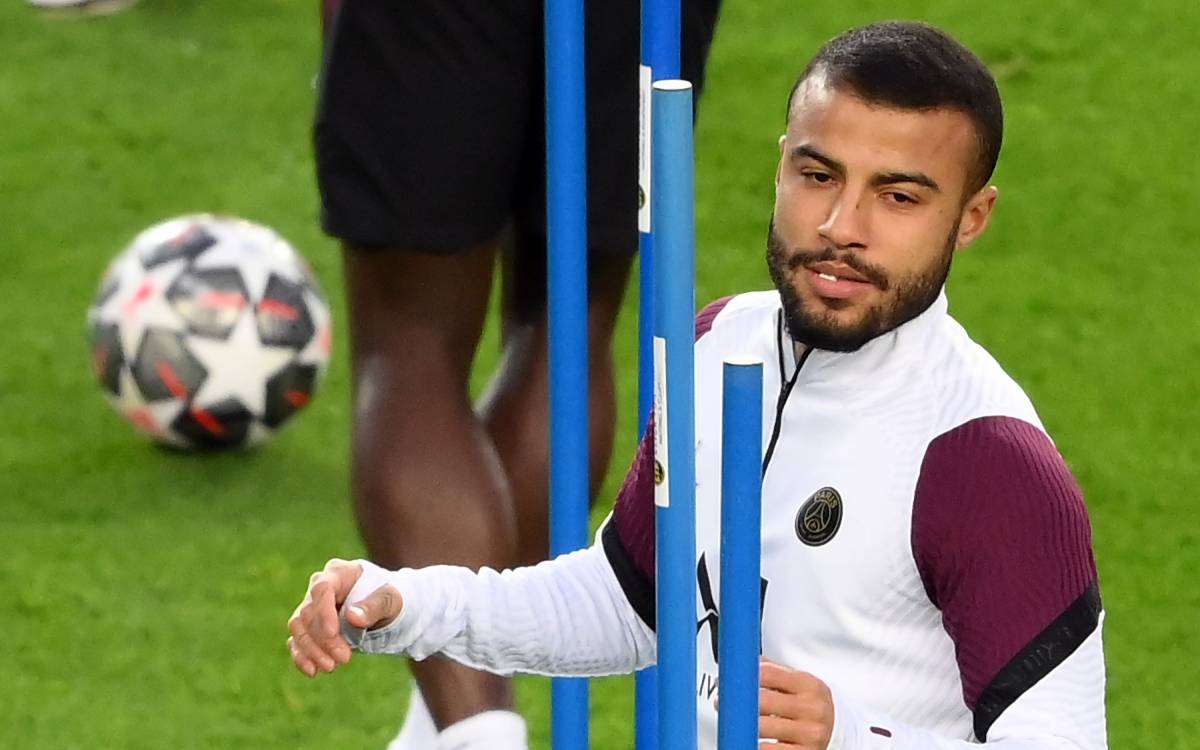 Rafinha trains with PSG