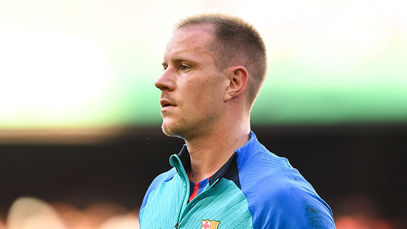 Ter Stegen calentando con el Barça