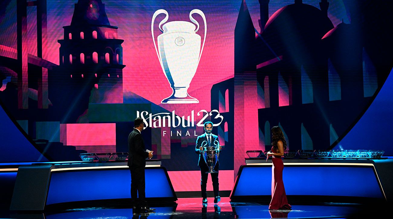 El trofeo de la Champions League durante el sorteo de la edición 22/23