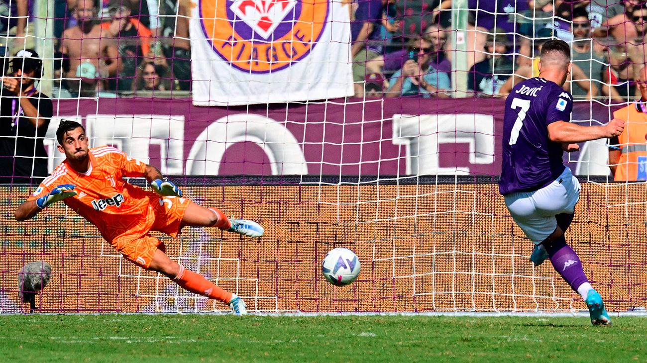 Luka Jovic, tirando un penalti con la Fiorentina
