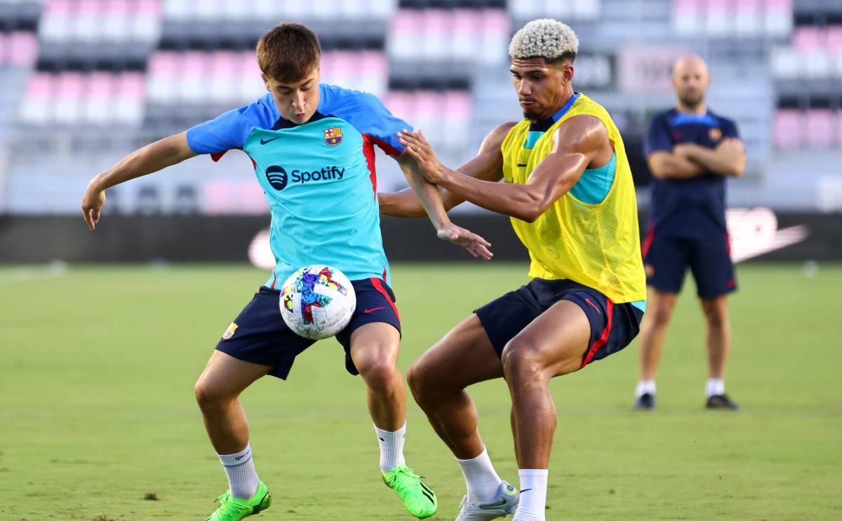 Pablo Torre y Ronald Araújo se entrenan con el Barcelona