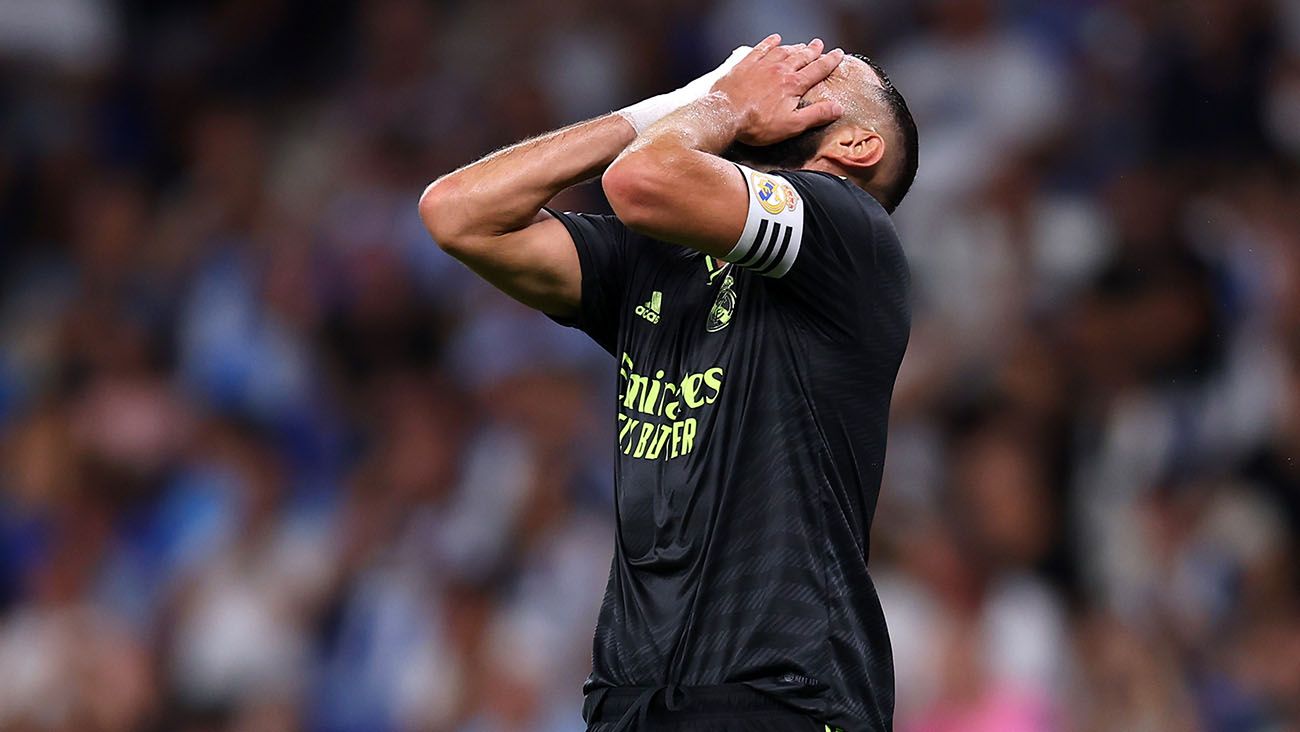 Karim Benzema se lamenta tras una ocasión fallida