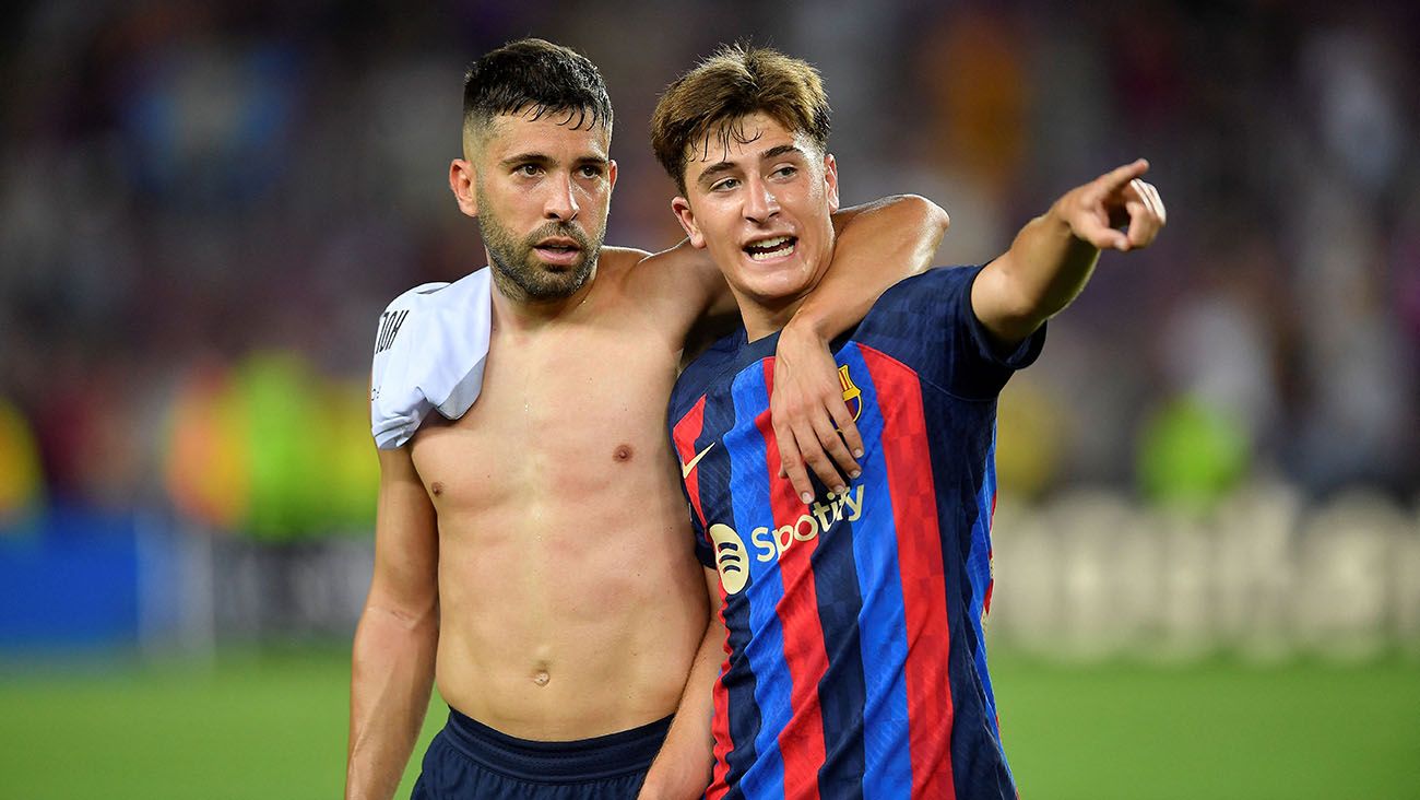 Pablo Torre and Jordi Alba at the end of the match against Viktoria Plzen