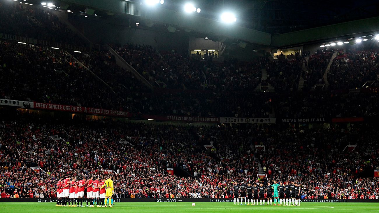 Estadio Old Trafford durante un minuto de silencio en la Europa League