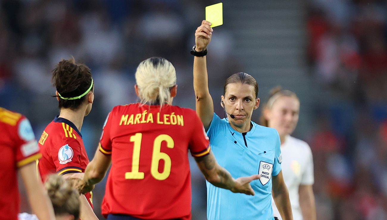Referee and Mapi León