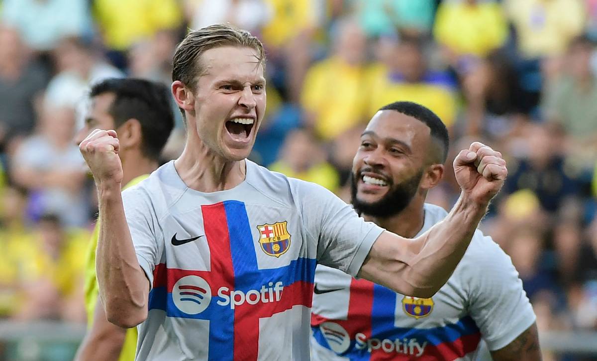 De Jong celebrates his goal v Cádiz