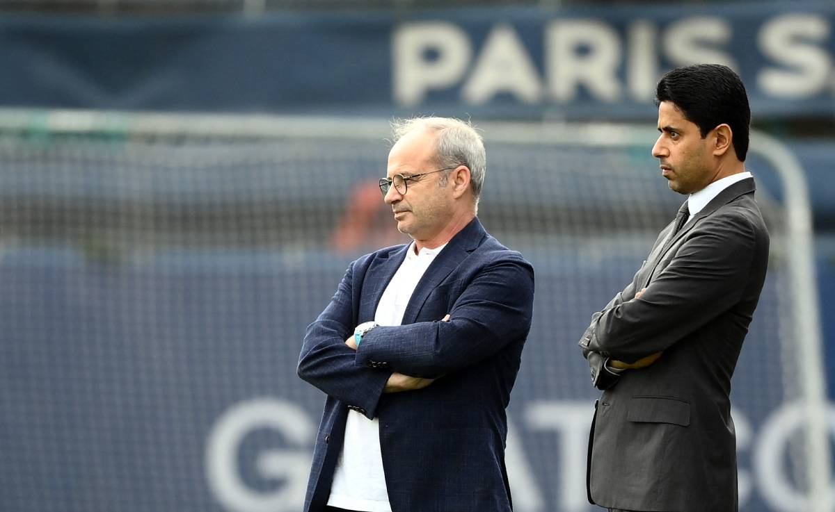 Luís Campos and Nasser Al-Khelaïfi during a PSG training session