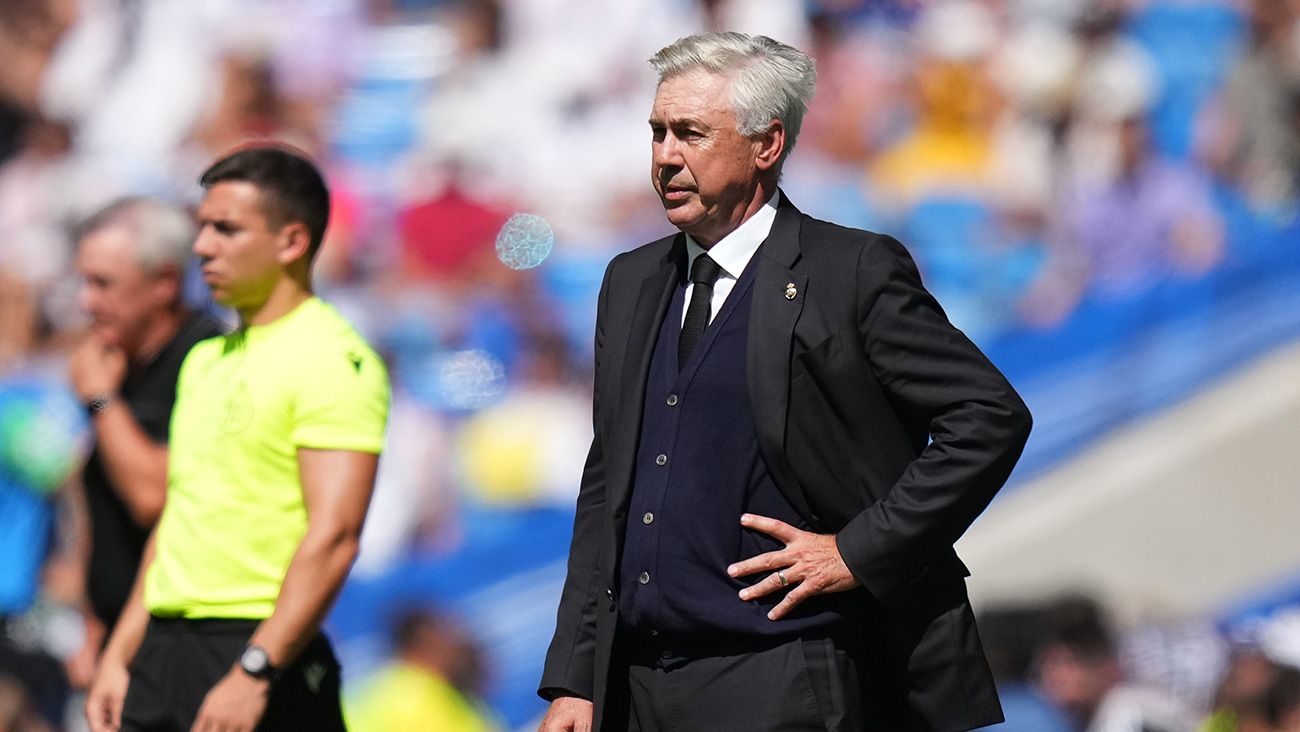 Carlo Ancelotti watching the game on the sideline