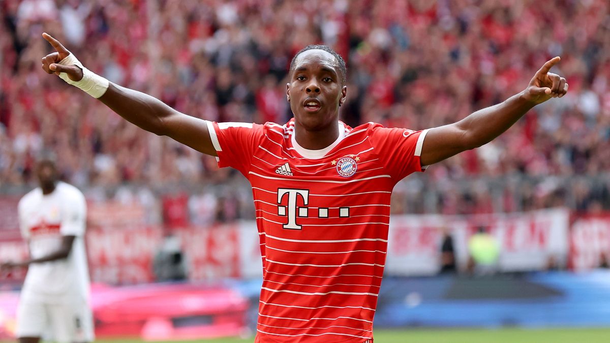 Mathys Tel celebra su primer gol con el Bayern de Múnich